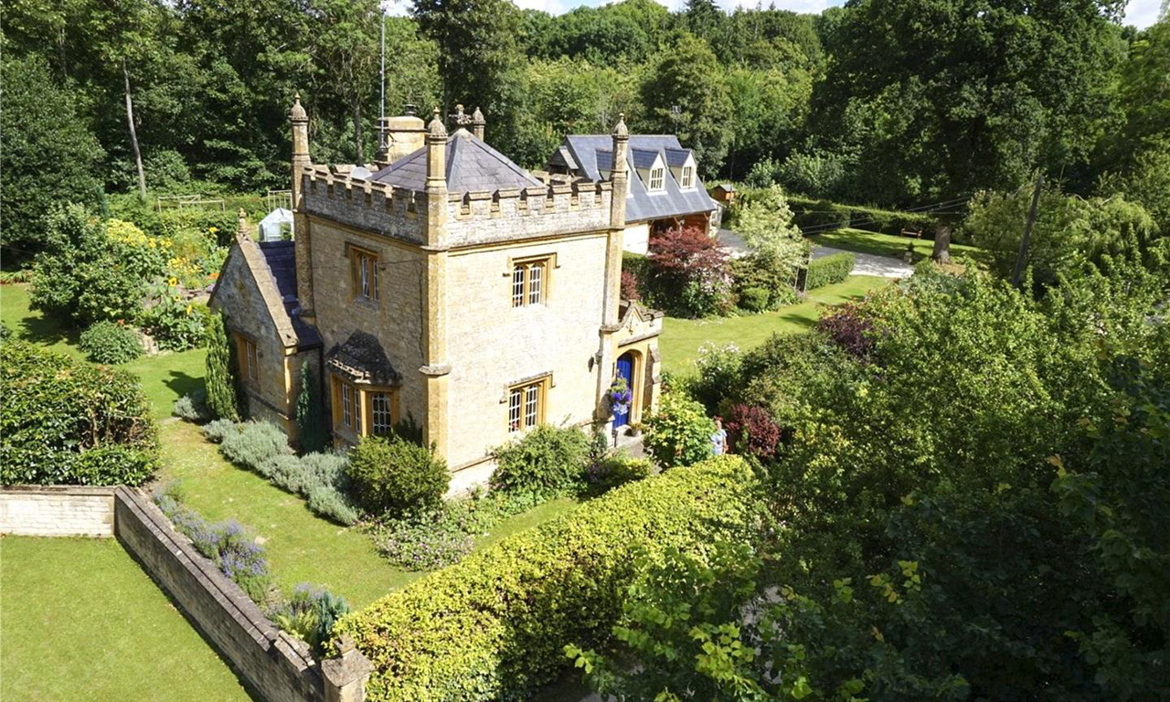 Най-малкият замък във Великобритания е построен през 1830 година.