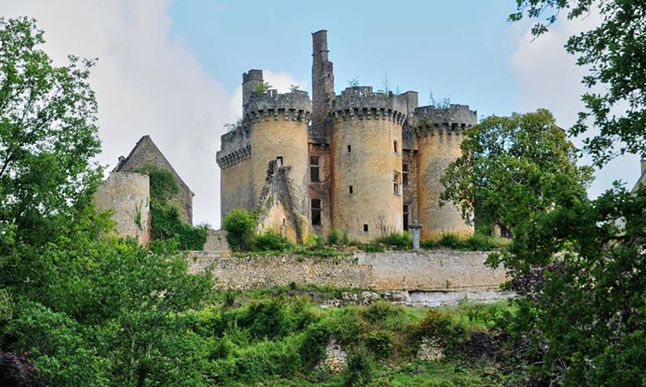 Сдружението «Осинови замък» кани всички желаещи да си купят замък във Франция само за 50 евро. 