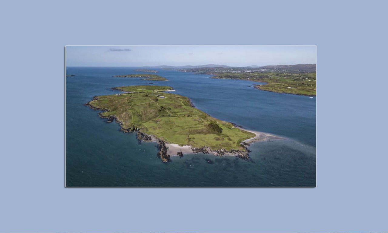Островът се намира в близост до бреговете на Шул, Западен Корк, има три пясъчни плажа и е дом на тюлени и други диви животни.